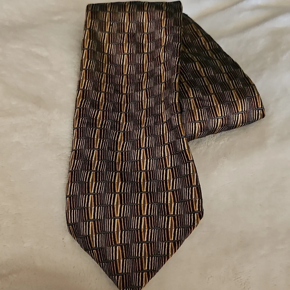 Pavone tie wide